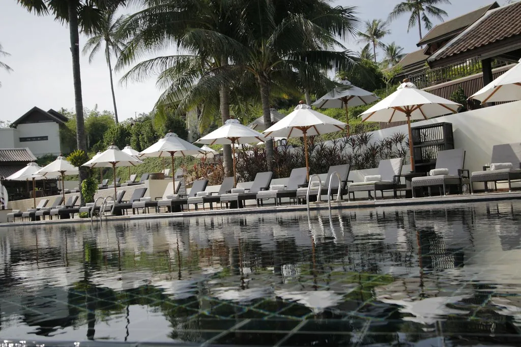 Бассейн и терраса Anantara Lawana Koh Samui