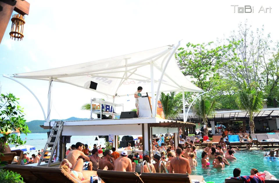 Бассейн и бар на территории Ark Bar Beach Resort