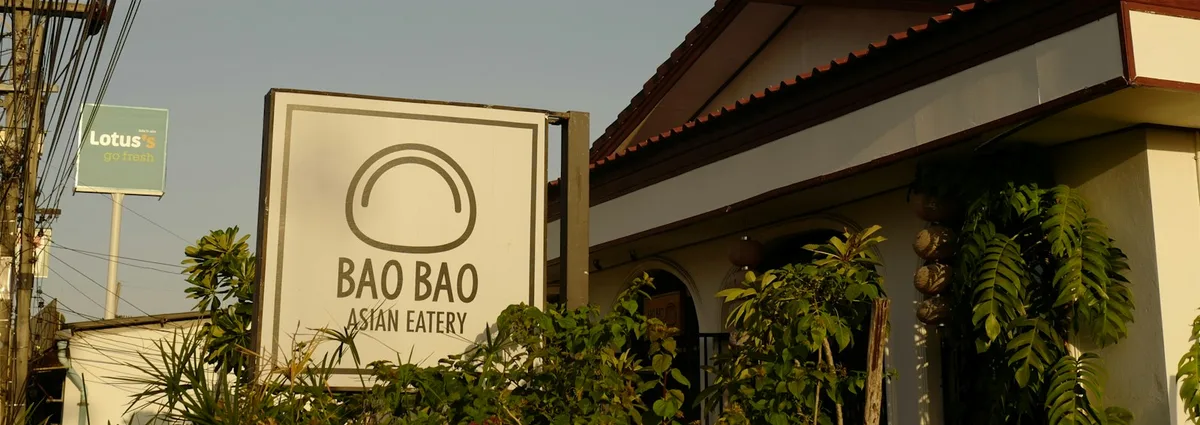 Вывеска Bao Bao Asian Eatery и фасад ресторана в Маенаме, Самуи.