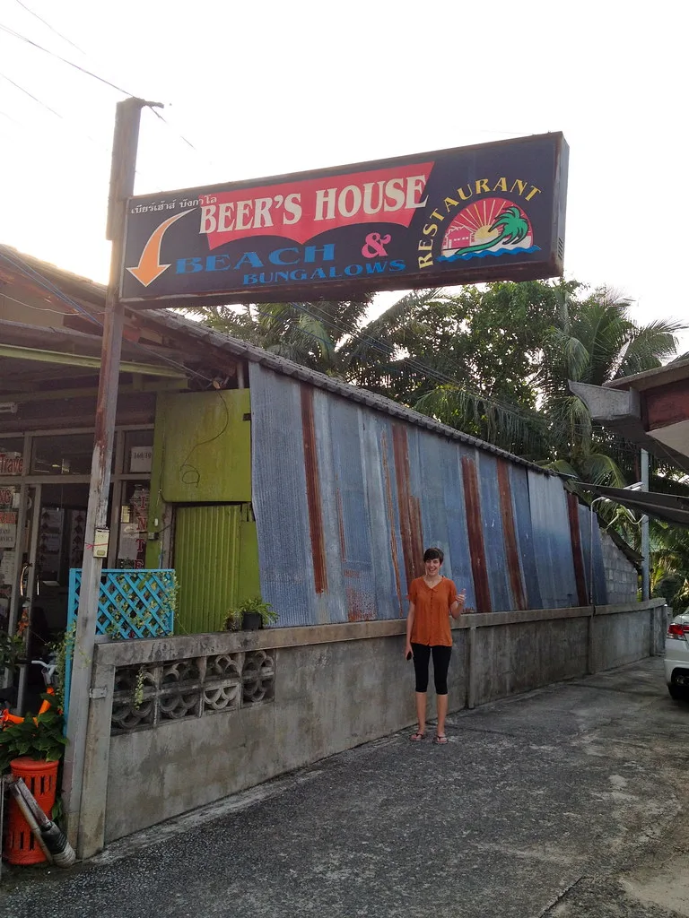Вывеска Beer’s House Beach & Bungalows в Ламаи