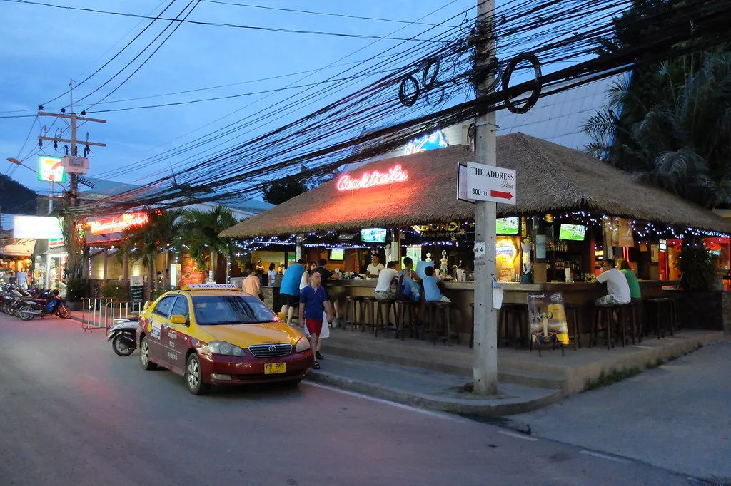 Фасад Bondi Bar в Ламаи