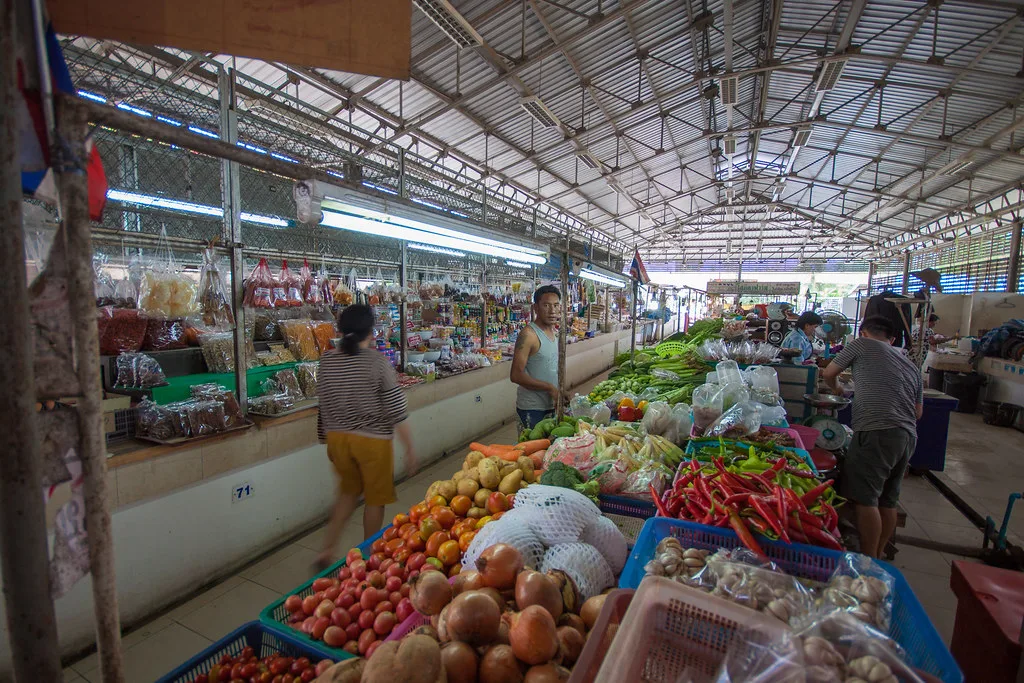 Овощные и продуктовые прилавки Bophut Fresh Market, 2016 год