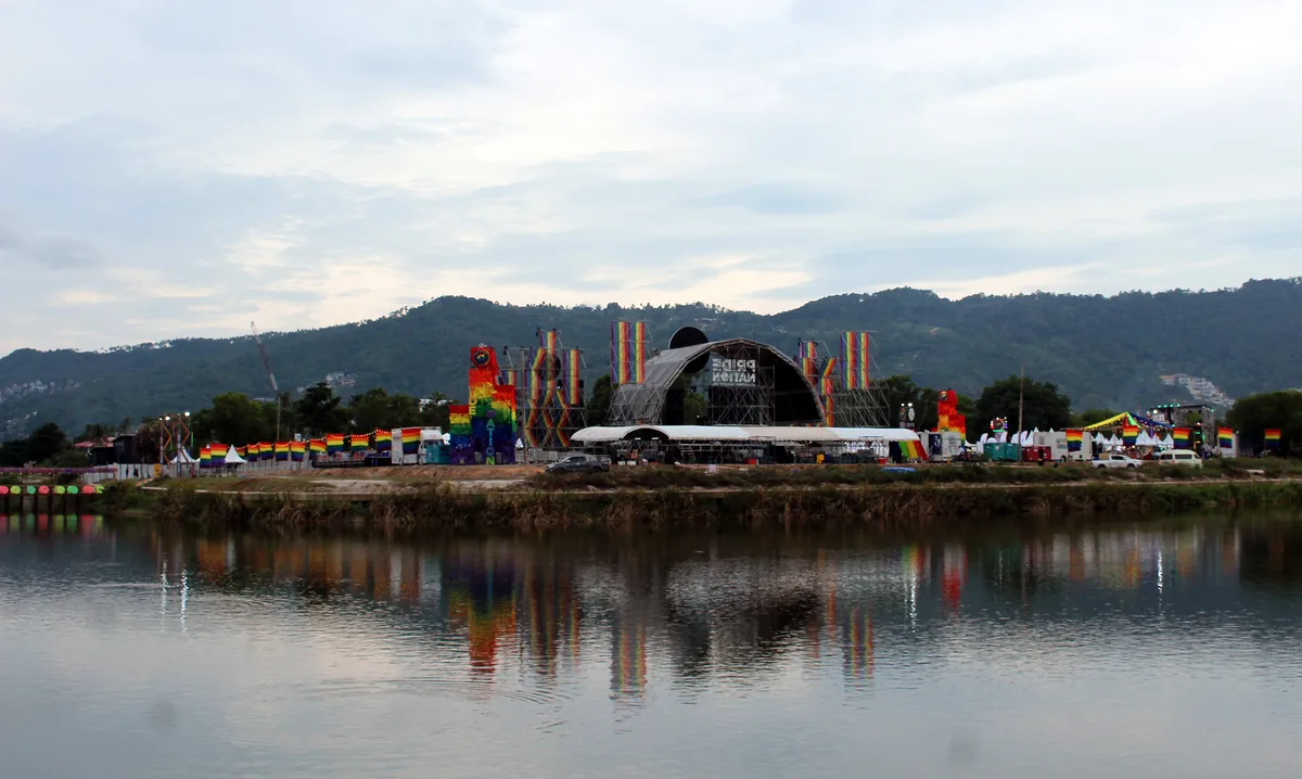 Озеро Чавенг и сцена Samui Pride на берегу, 29 июня 2024 года.