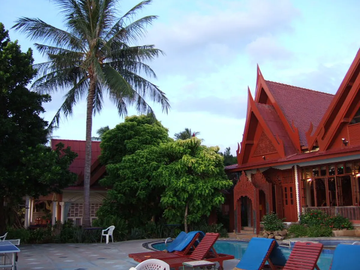Бассейн и здания Chaweng Resort на Самуи