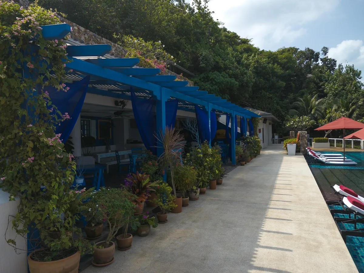 Терраса у бассейна в Conrad Koh Samui.