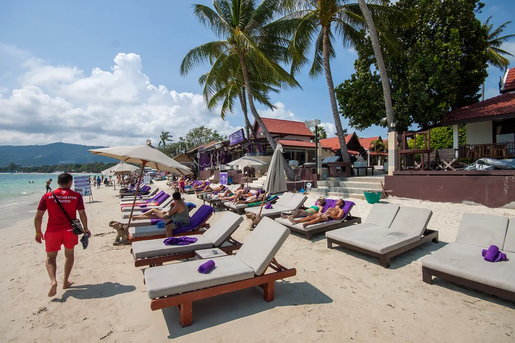 Пляжные лежаки Elephant Beach Club в Чавенге
