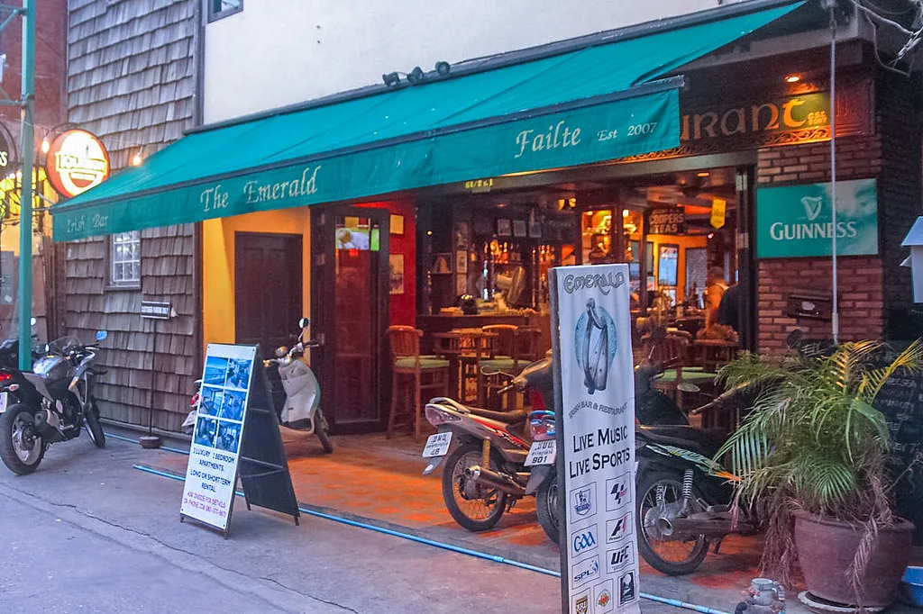 Зелёный фасад Emerald Irish Pub в Бопхуте