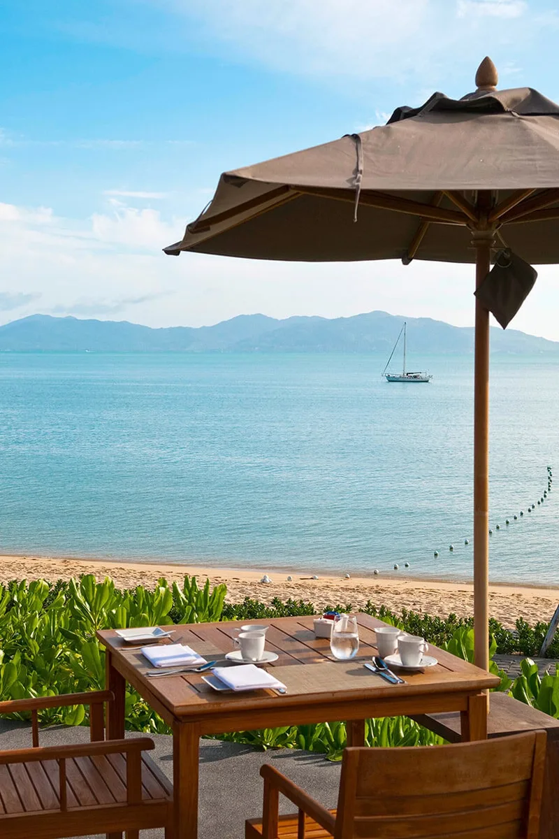Столики на террасе Hansar Samui с видом на пляж Бопхут и море.