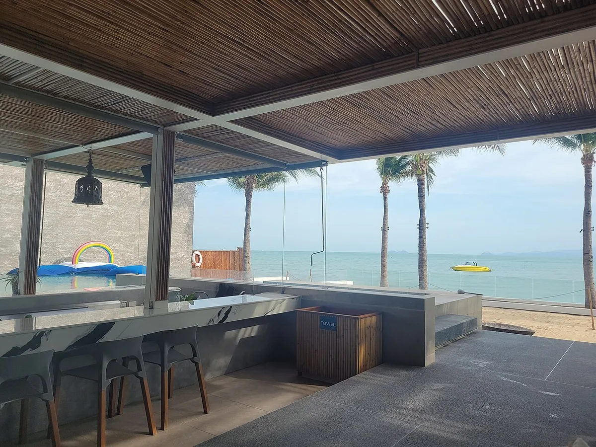 Вид на море и бассейн из крытого бара отеля Explorar Koh Samui.