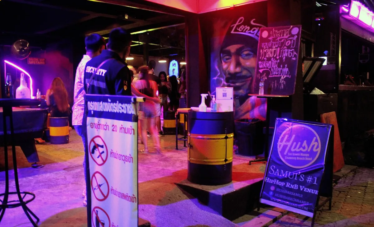 Вход Hush Bar в Чавенге с вывеской клуба, архивное фото 2020 года.