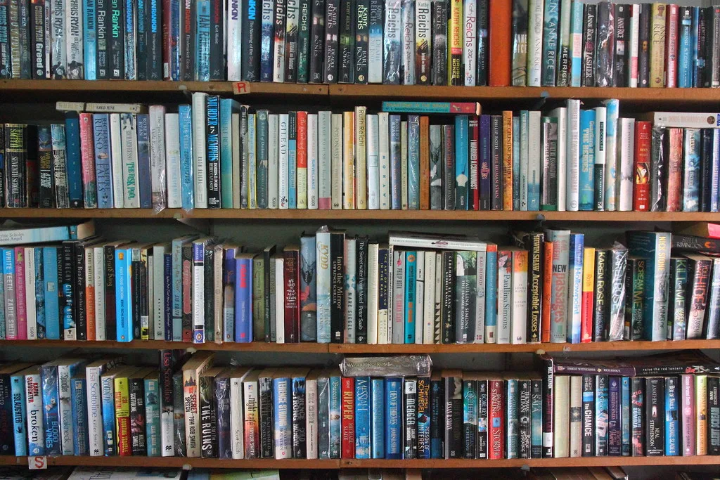 Книжные полки магазина Island Books в Ламаи