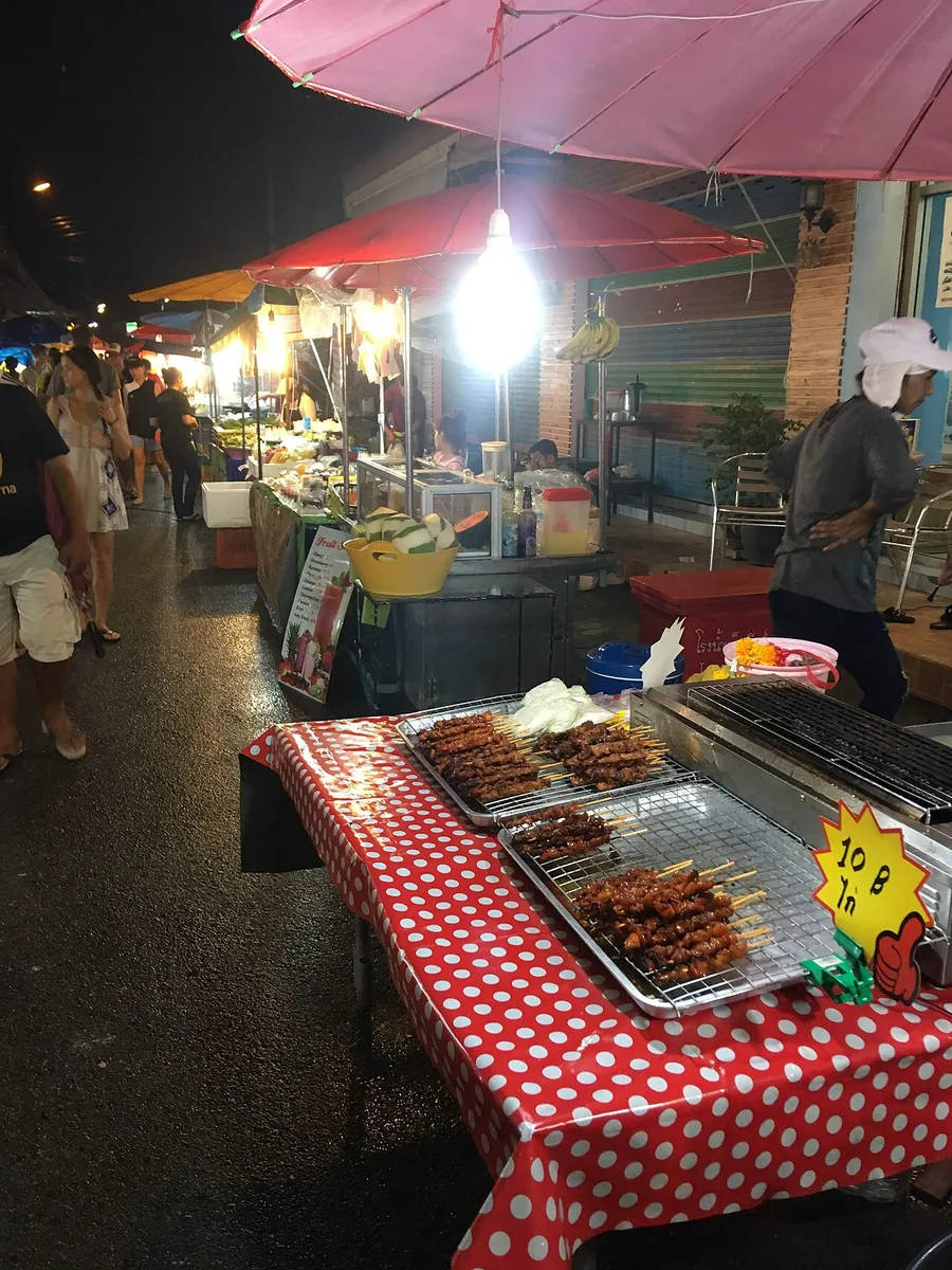 Воскресный вечерний рынок Lamai Walking Street: торговые ряды с уличной едой