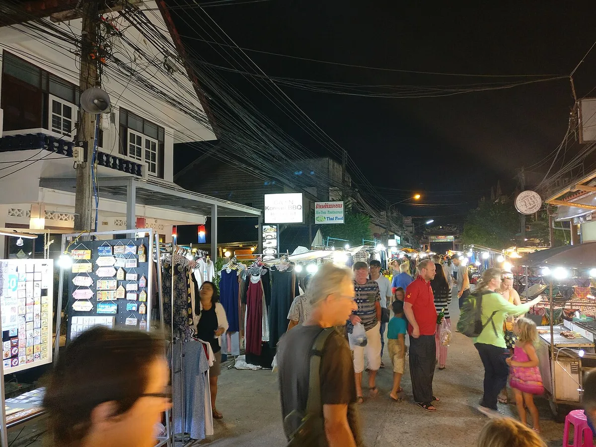 Вечерние торговые ряды Mae Nam Walking Street, 2017 год