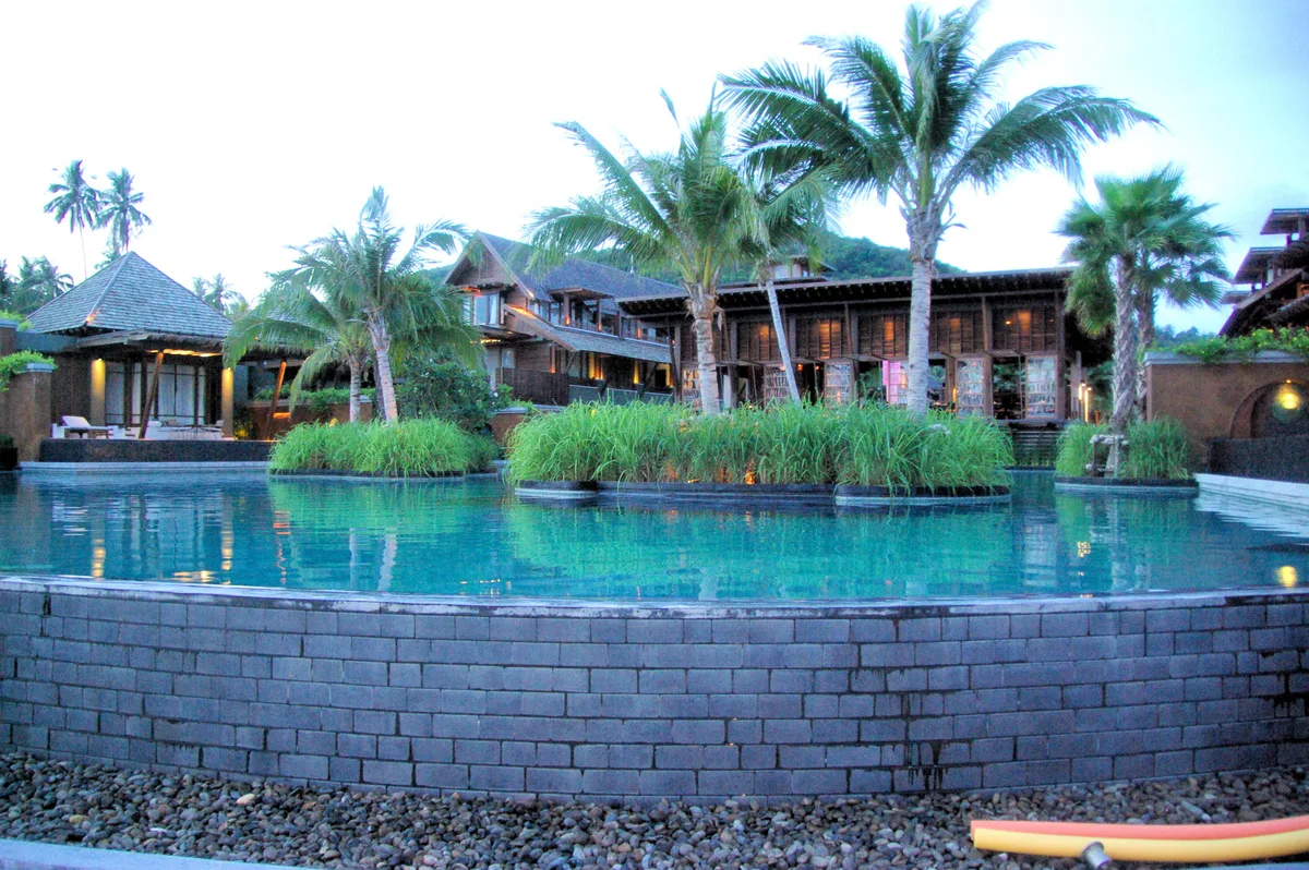 Бассейн и корпуса Mai Samui Beach Resort
