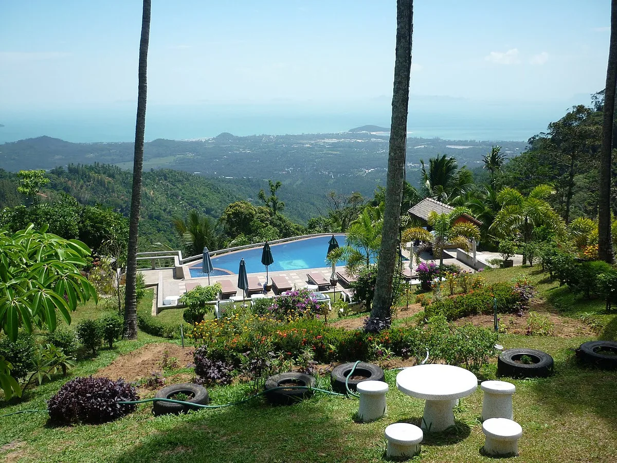 Территория Mountain Grand View Seaview Restaurant с бассейном и видом на Ламай, архивное фото 2012 года.