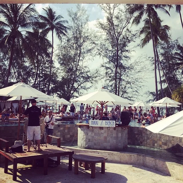 Бассейн и бар Nikki Beach Koh Samui с вывеской