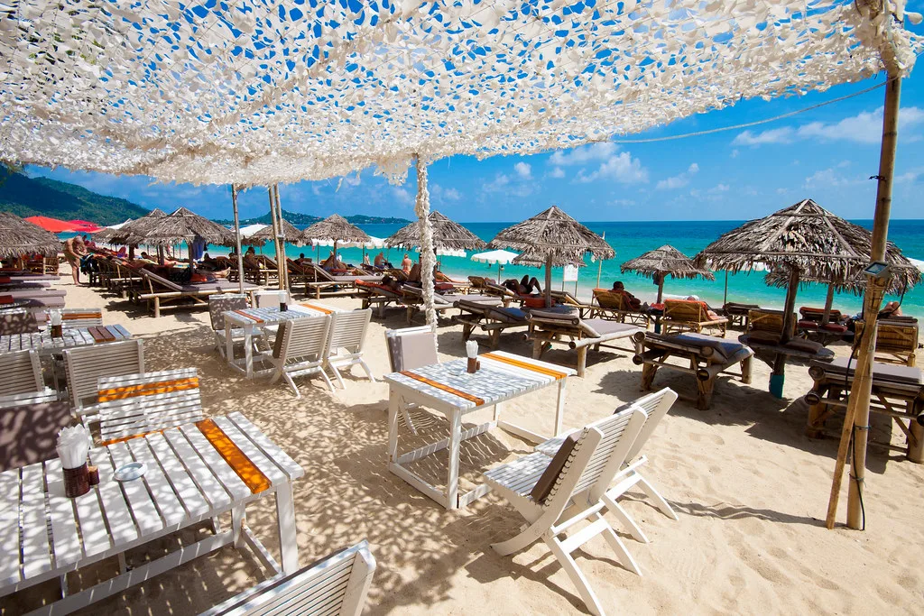 Пляжные столики и лежаки No Stress в Ламаи