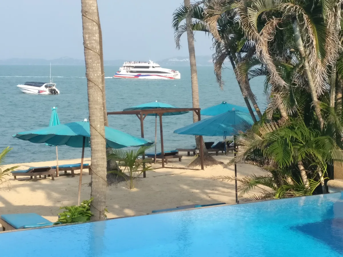 Бассейн и береговая зона Pinnacle Samui Resort на пляже Маенам