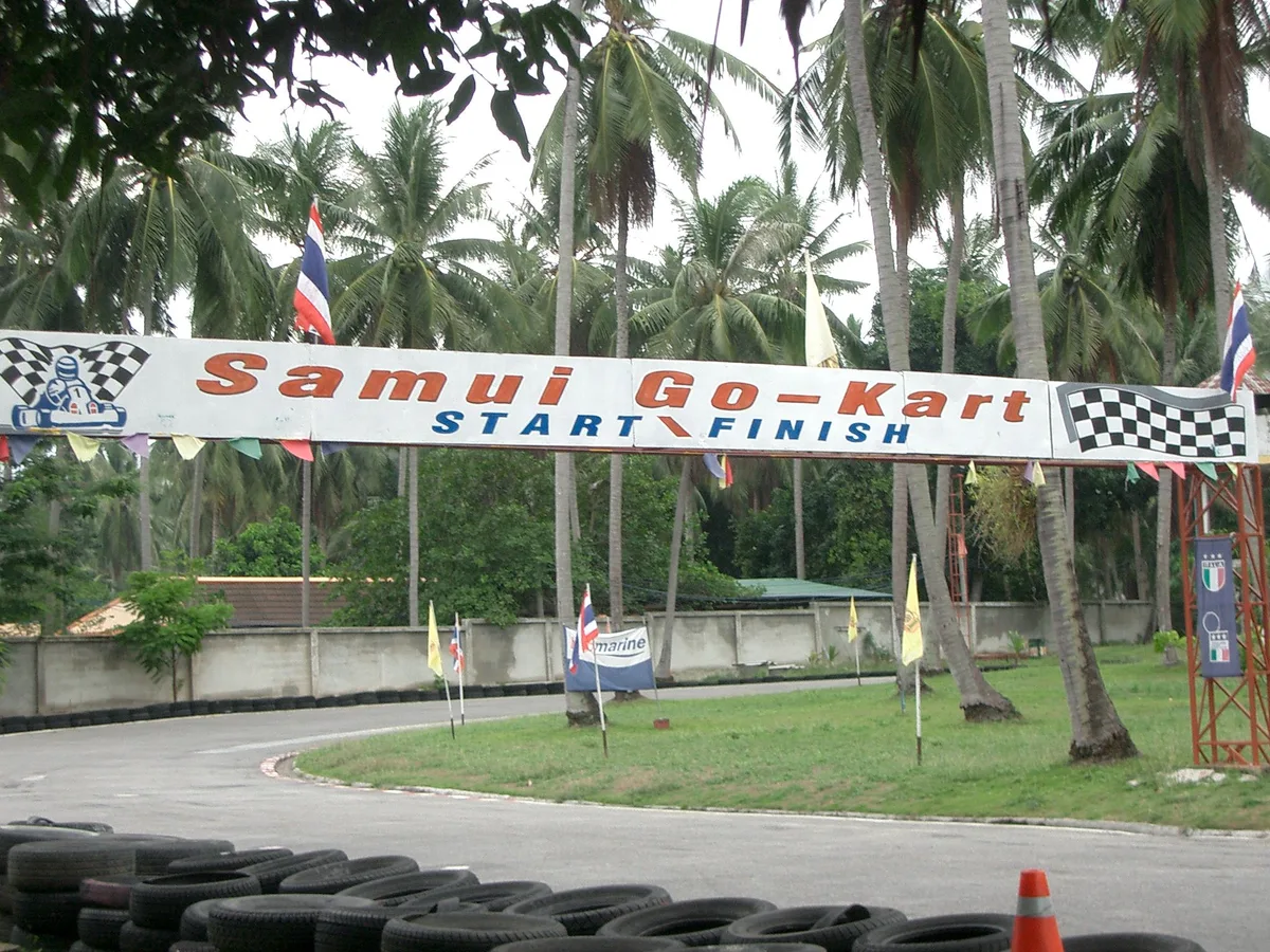 Архивный снимок стартовой арки Samui Go-Kart в Бопхуте, 2007 год