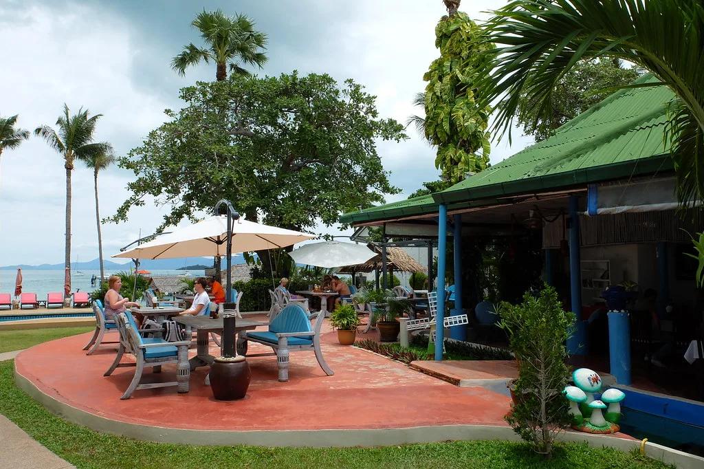 Ресторан и территория Samui Pier на берегу Банграка