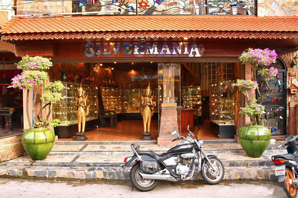 Фасад ювелирного магазина Silvermania в Ламаи