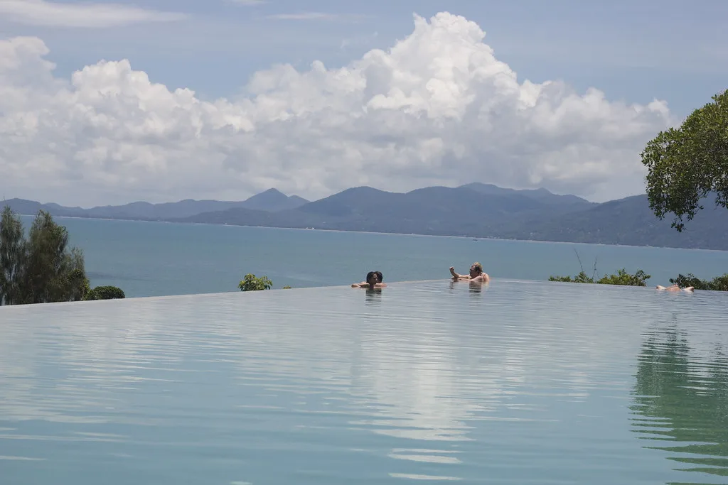 Панорамный бассейн Six Senses Samui с видом на море