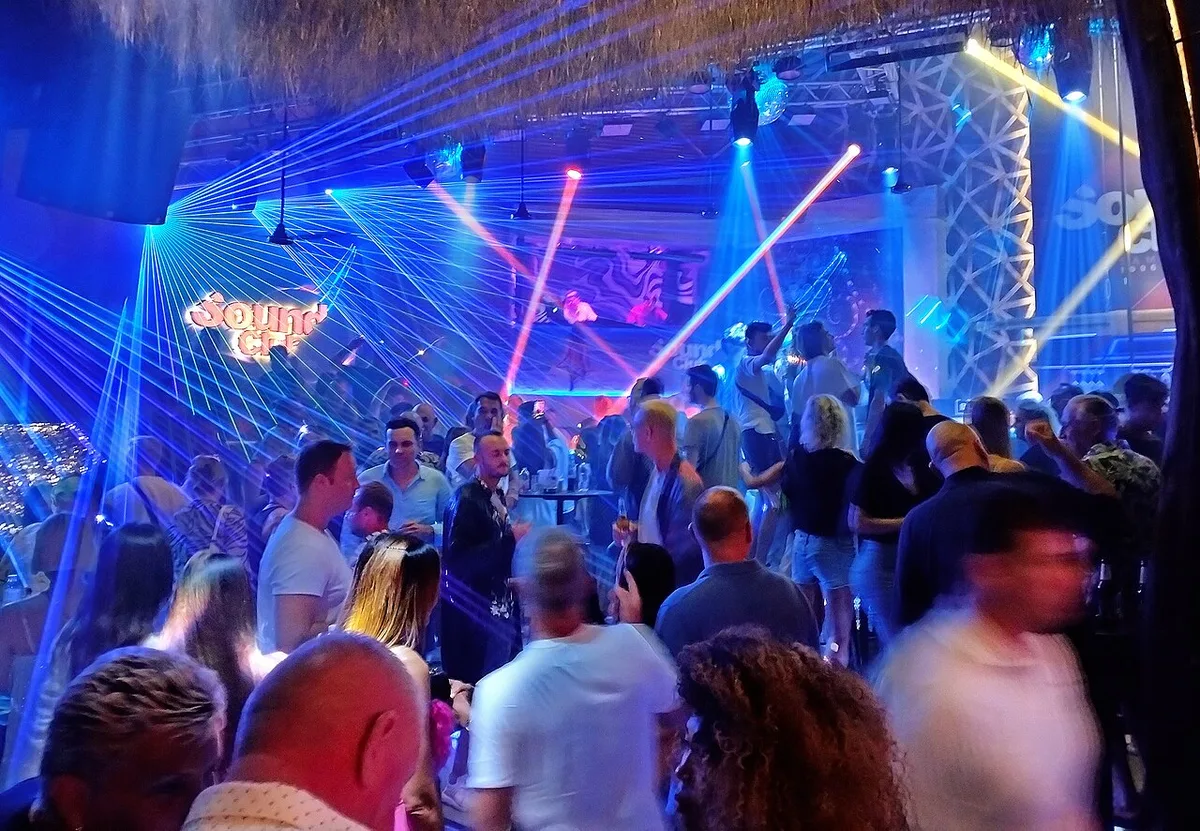 Танцпол Sound Club Samui в Чавенге с лазерным светом, фото 2023 года.
