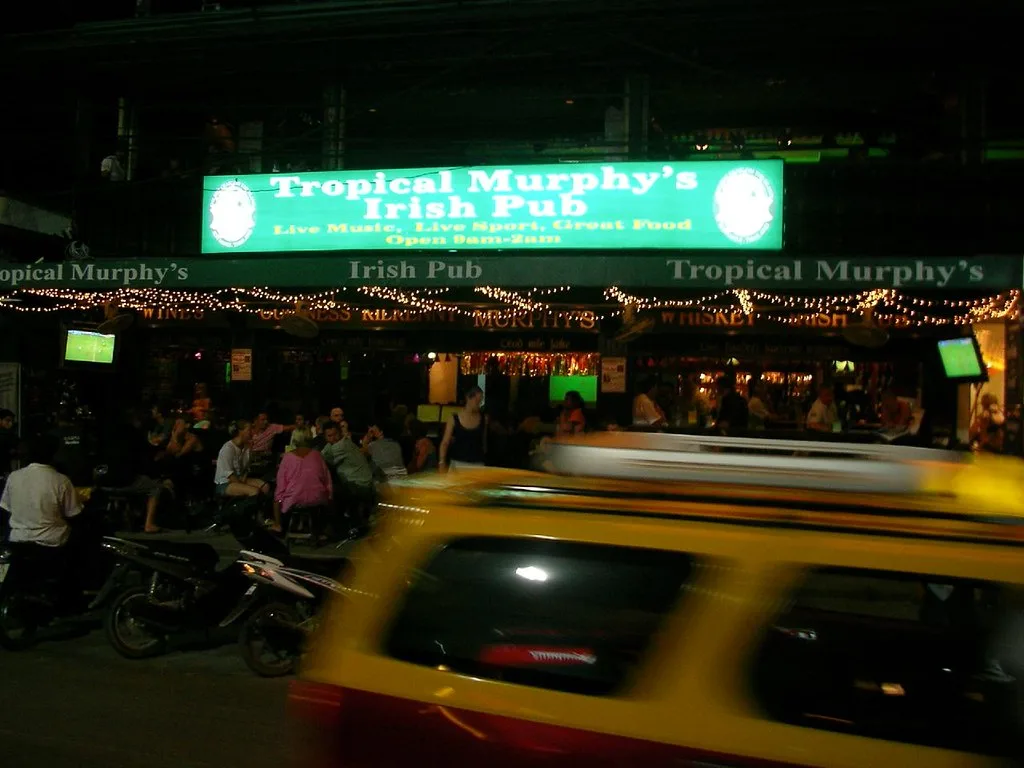 Архивный ночной снимок фасада Tropical Murphy’s Irish Pub на Чавенге