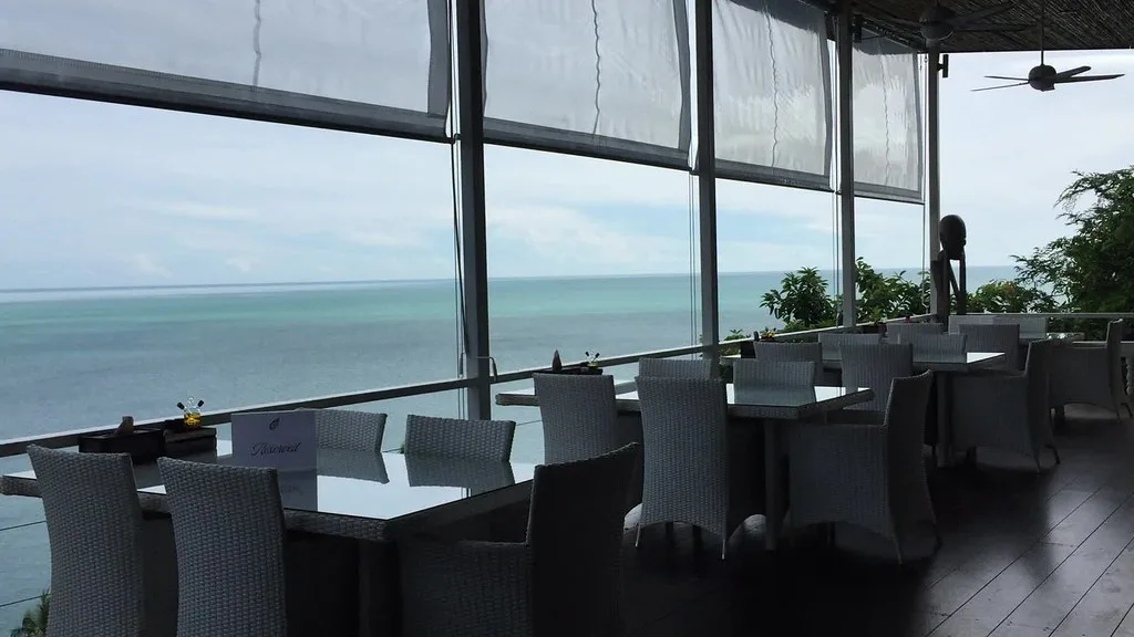 Зал Vikasa Life Café с панорамой моря