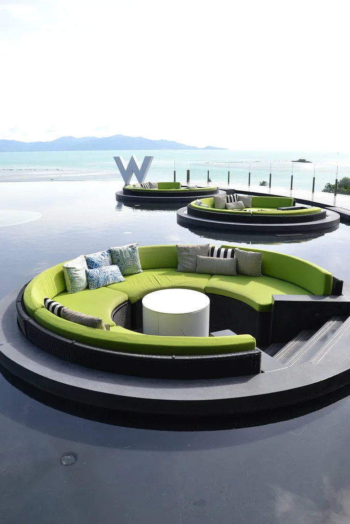 Круглые лаунж-зоны WOOBAR на территории W Koh Samui