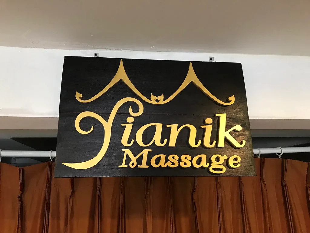 Вывеска Yianik Massage в Fisherman’s Village, Бопхут, Самуи.